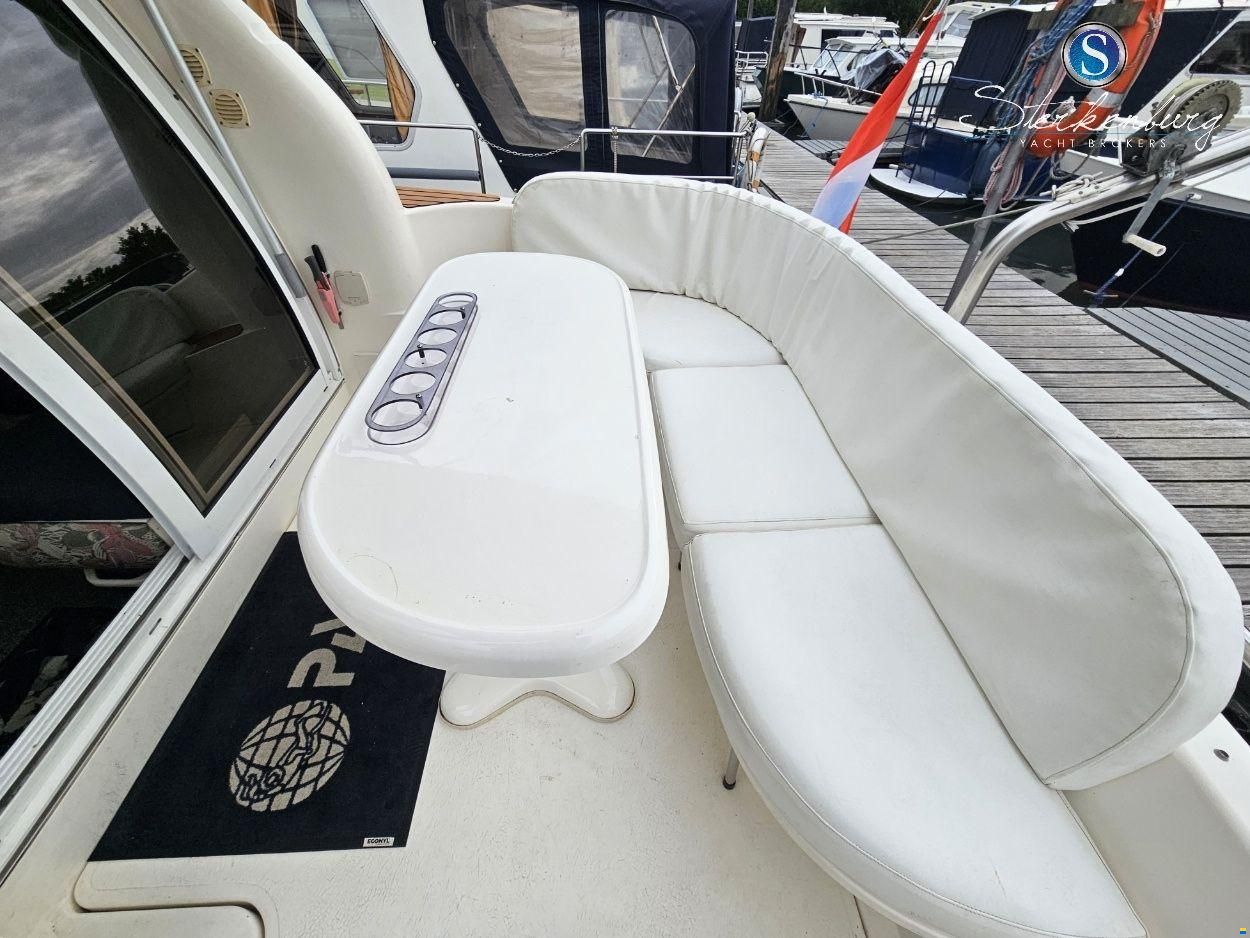Sealine F330 Statesman