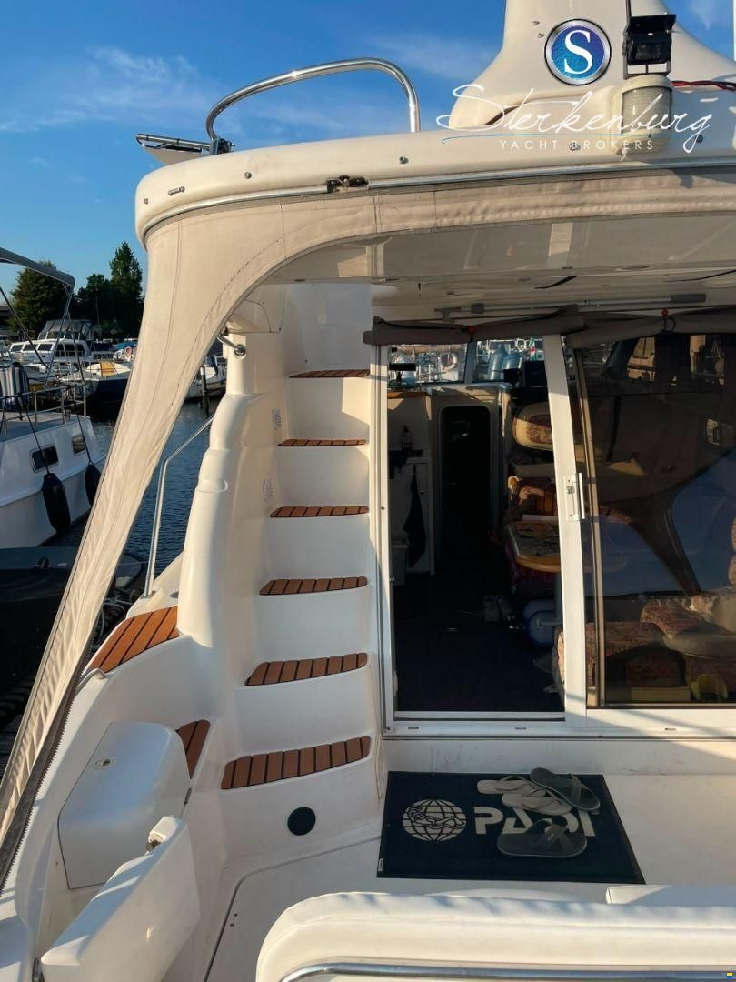 Sealine F330 Statesman
