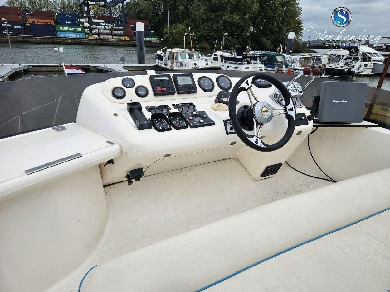 Sealine F330 Statesman