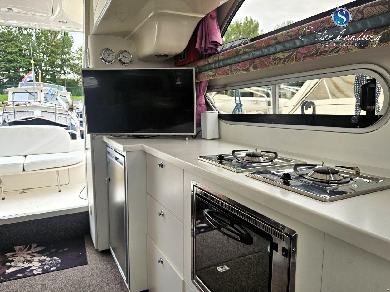 Sealine F330 Statesman