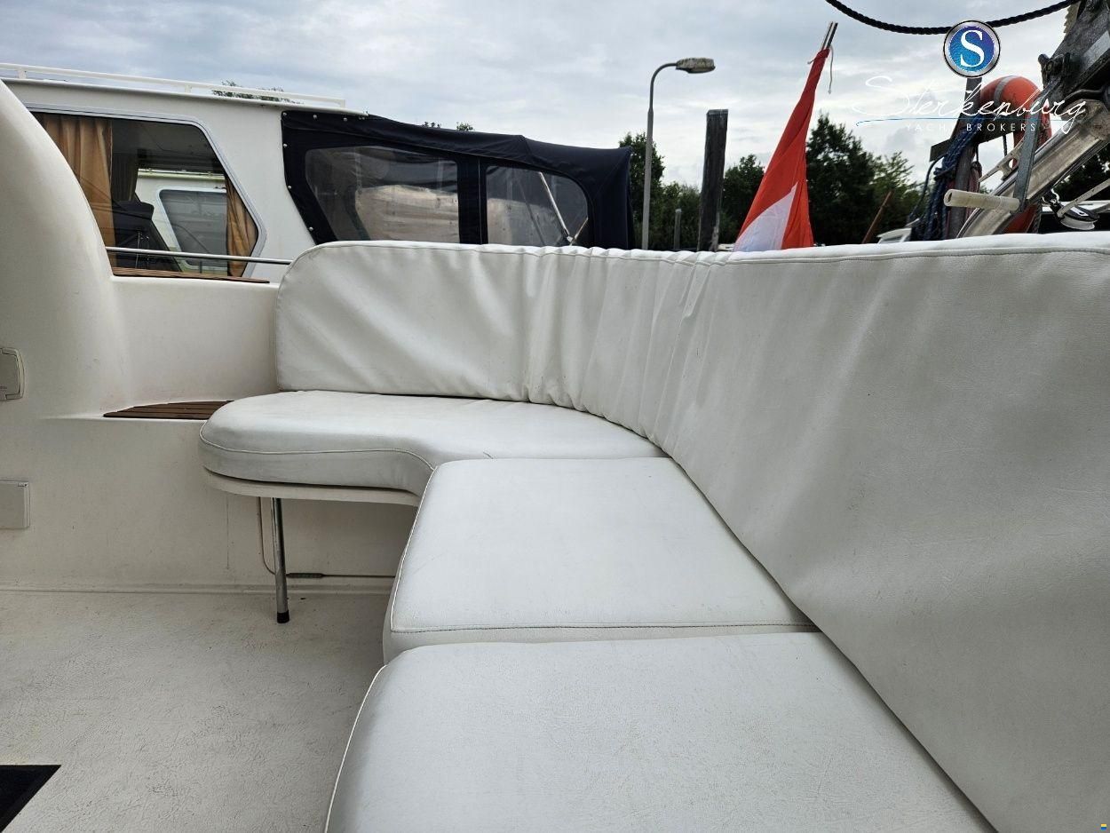 Sealine F330 Statesman