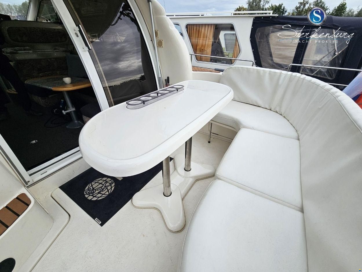 Sealine F330 Statesman
