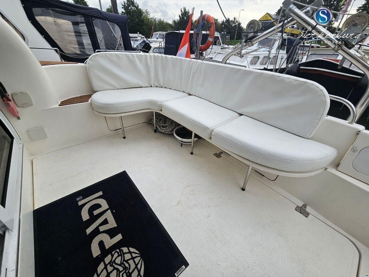 Sealine F330 Statesman