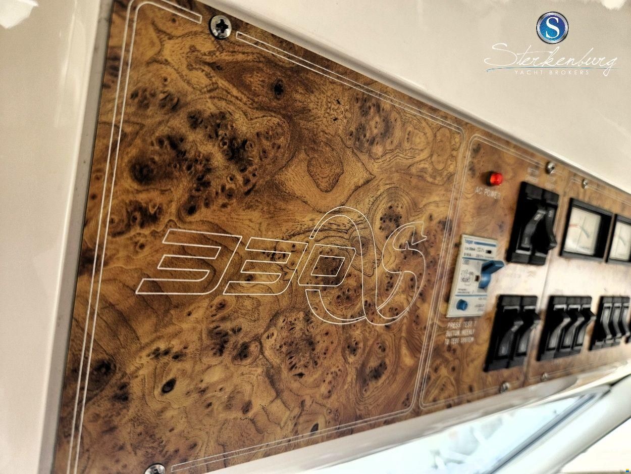 Sealine F330 Statesman