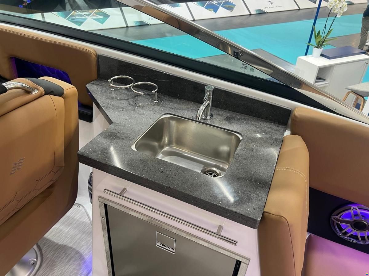 Four Winns H9 Bowrider