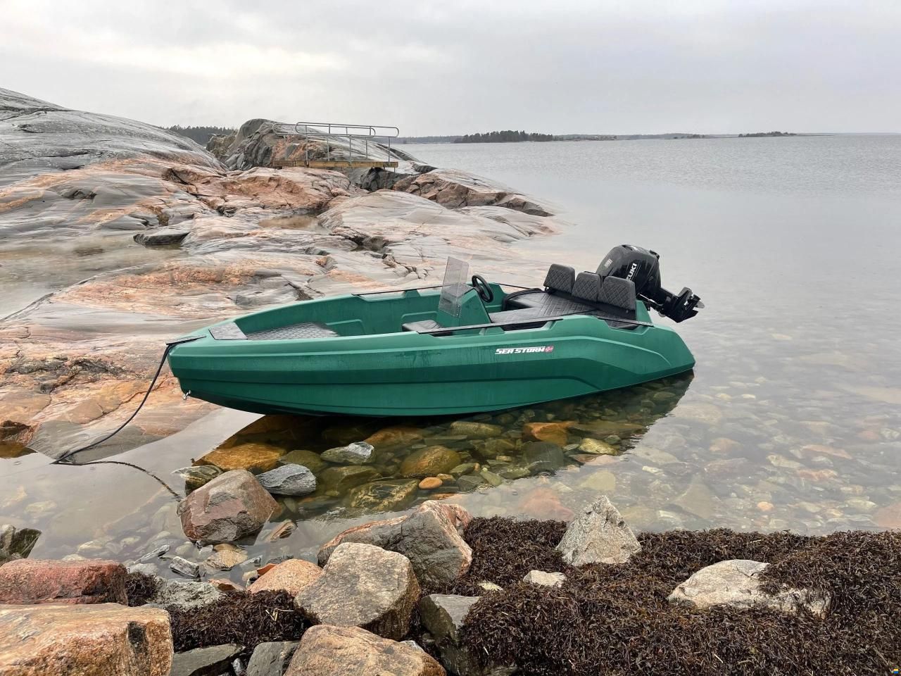 SeaStorm 14 HDPE &ndash; kolor czarny