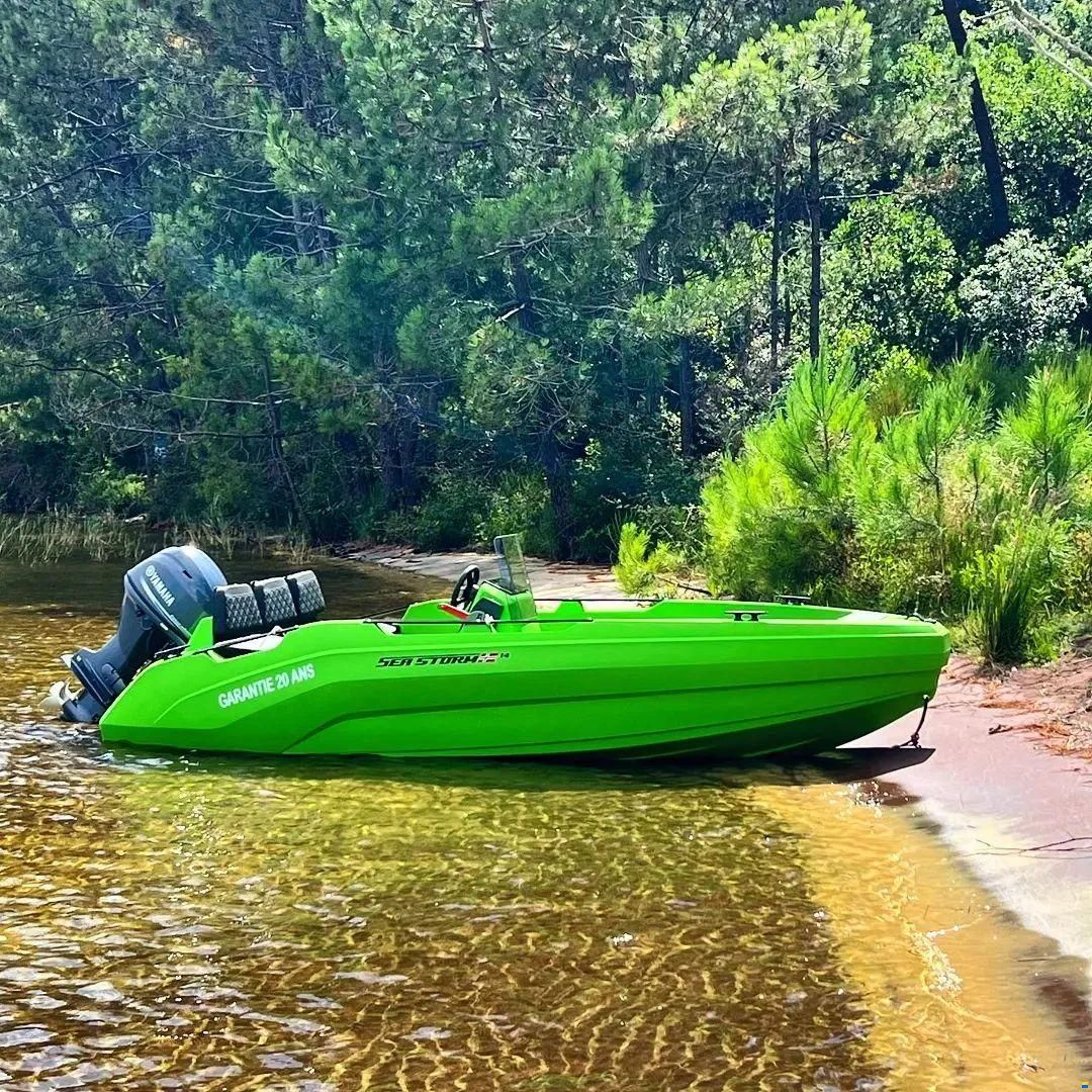 SeaStorm 14 HDPE &ndash; kolor czarny