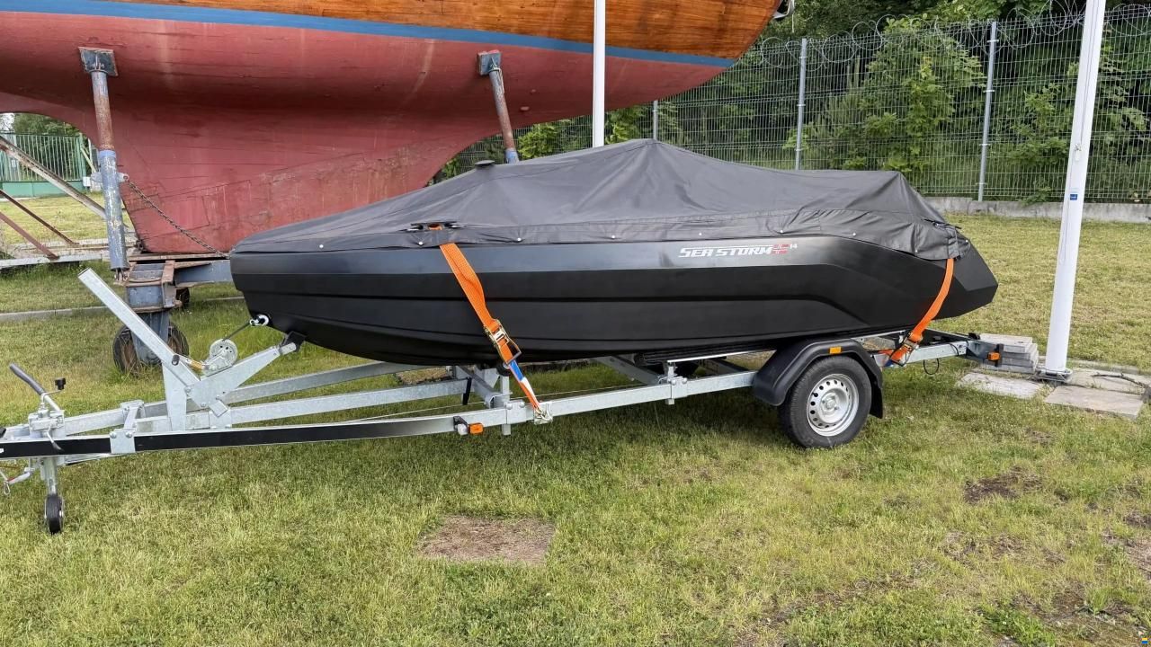 SeaStorm 14 HDPE &ndash; kolor czarny