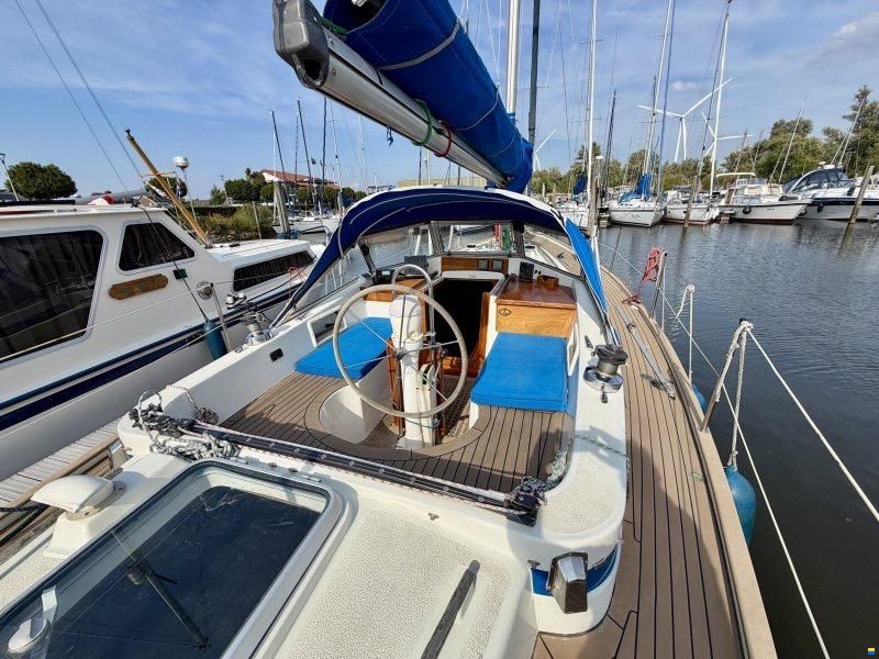 Hallberg-Rassy 352