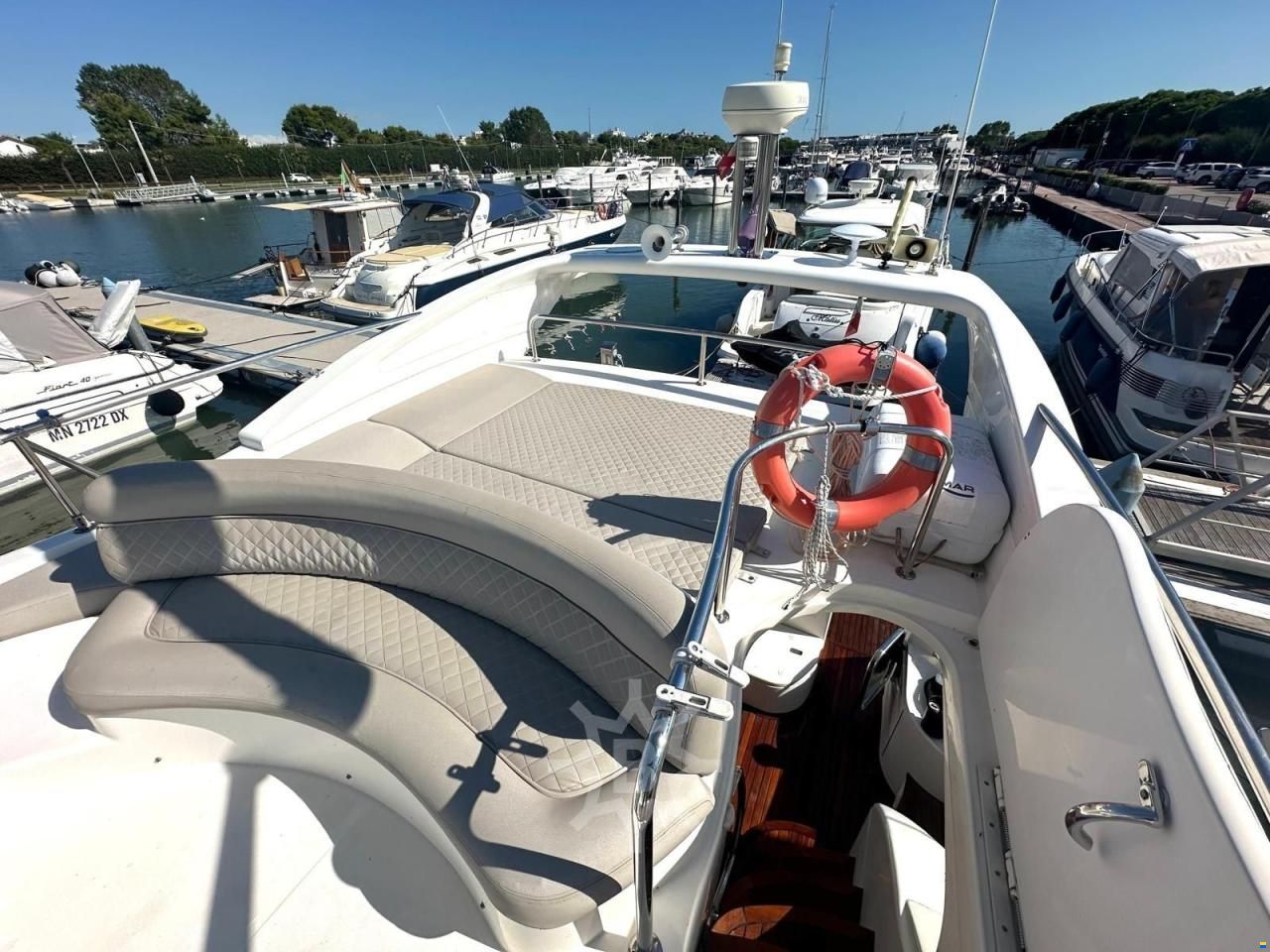 Azimut 46