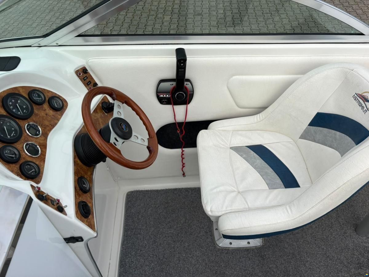 Astromar LC600 Cabin