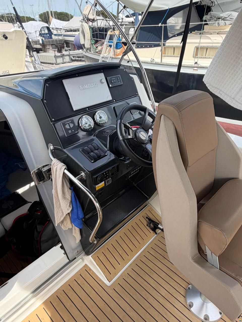 Quicksilver Activ 805 Sundeck