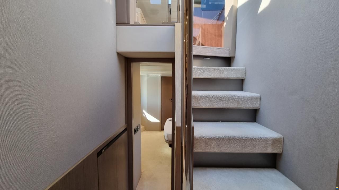 Azimut Flybridge 66