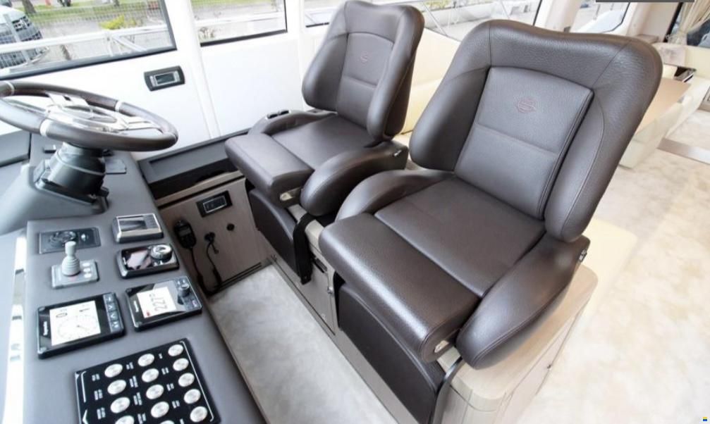 Azimut Flybridge 66