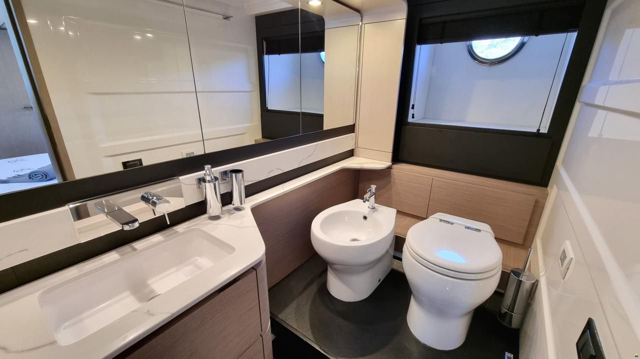 Azimut Flybridge 66