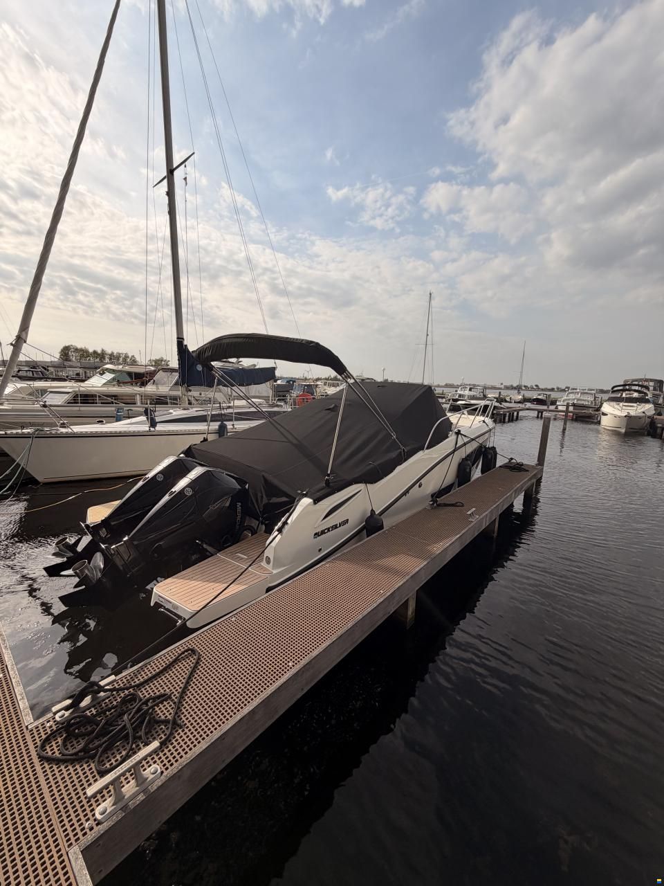 Quicksilver 875 Sundeck