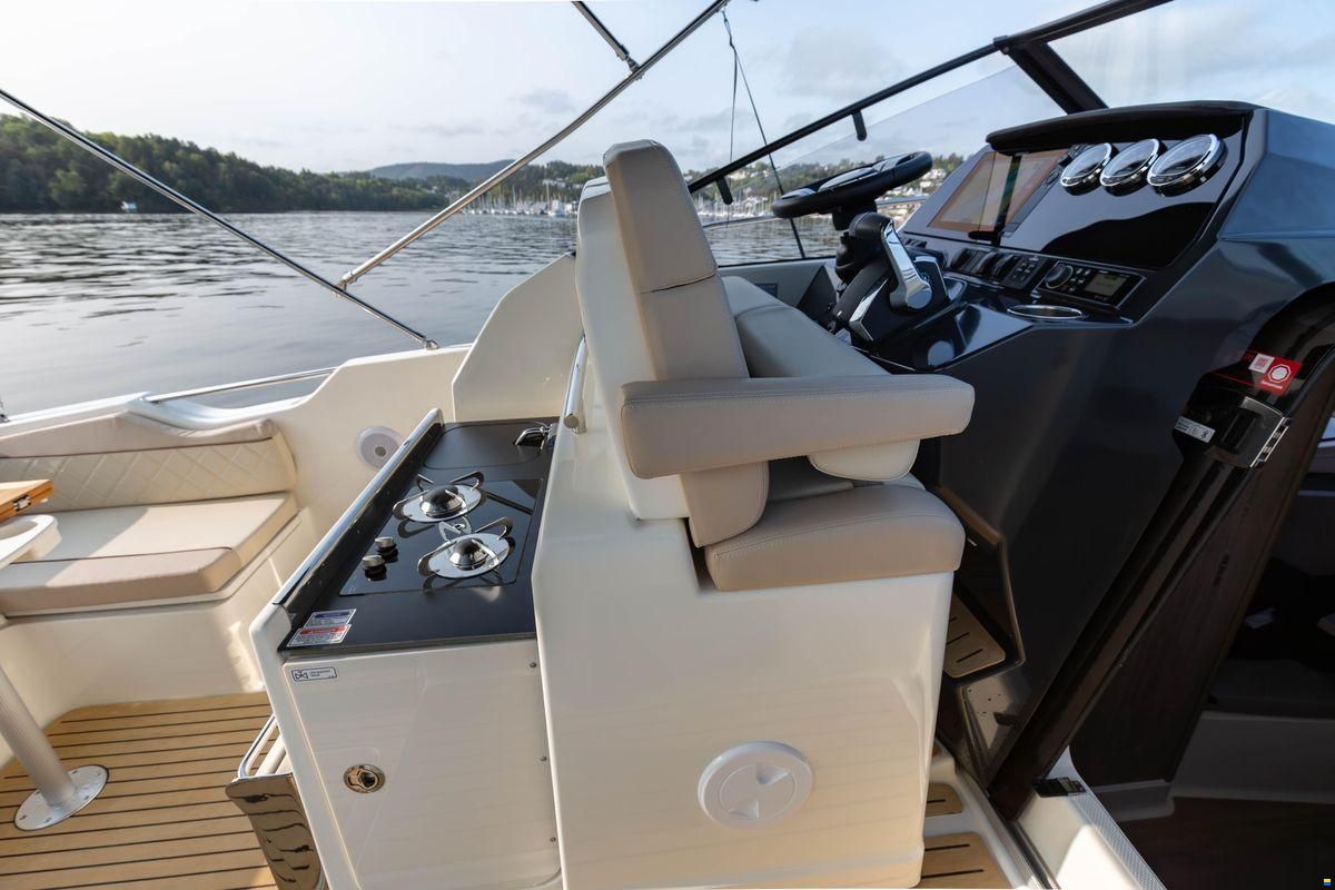 Quicksilver 875 Sundeck