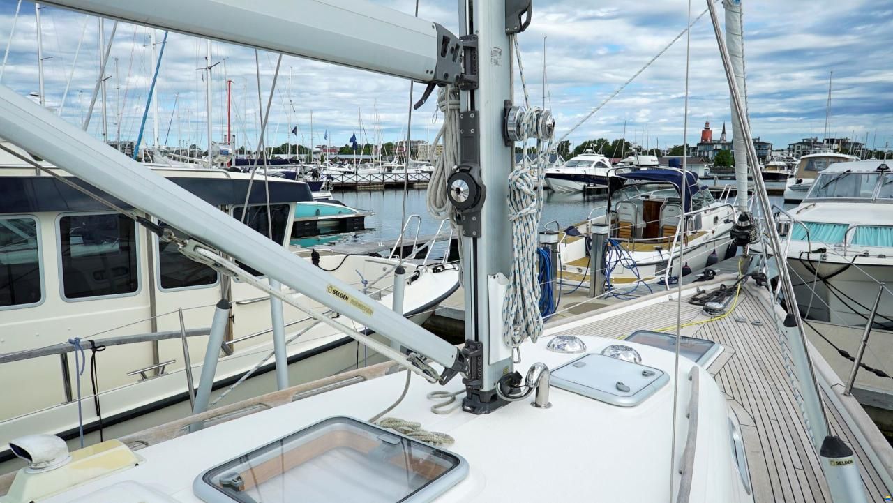 Hallberg-Rassy 37
