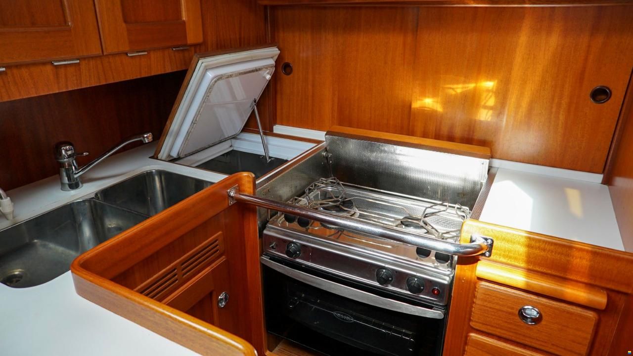 Hallberg-Rassy 37