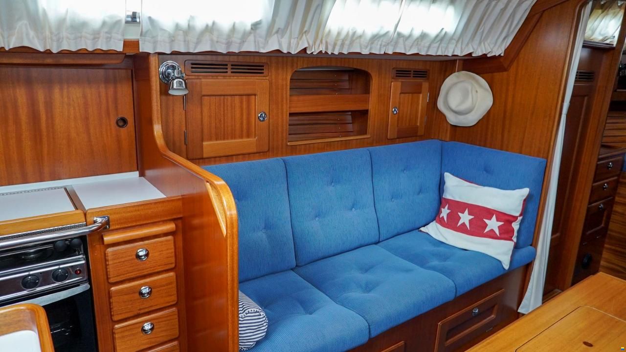 Hallberg-Rassy 37