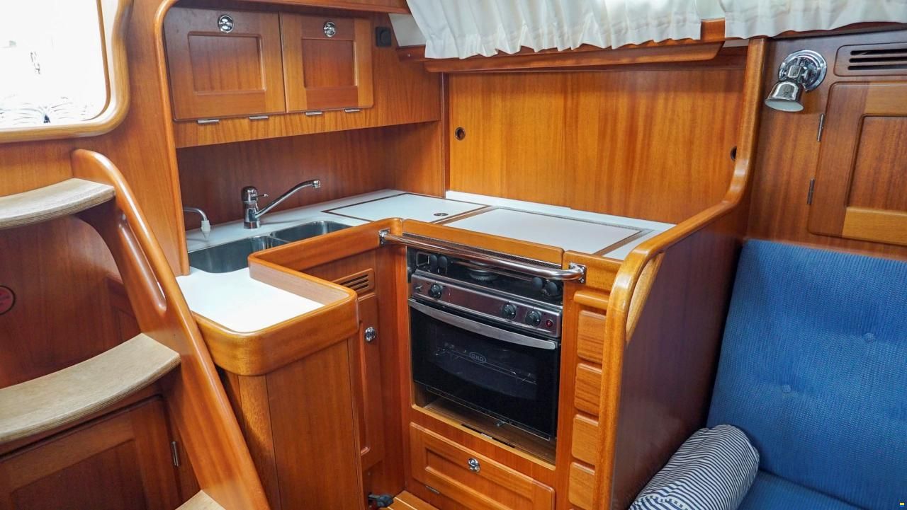 Hallberg-Rassy 37