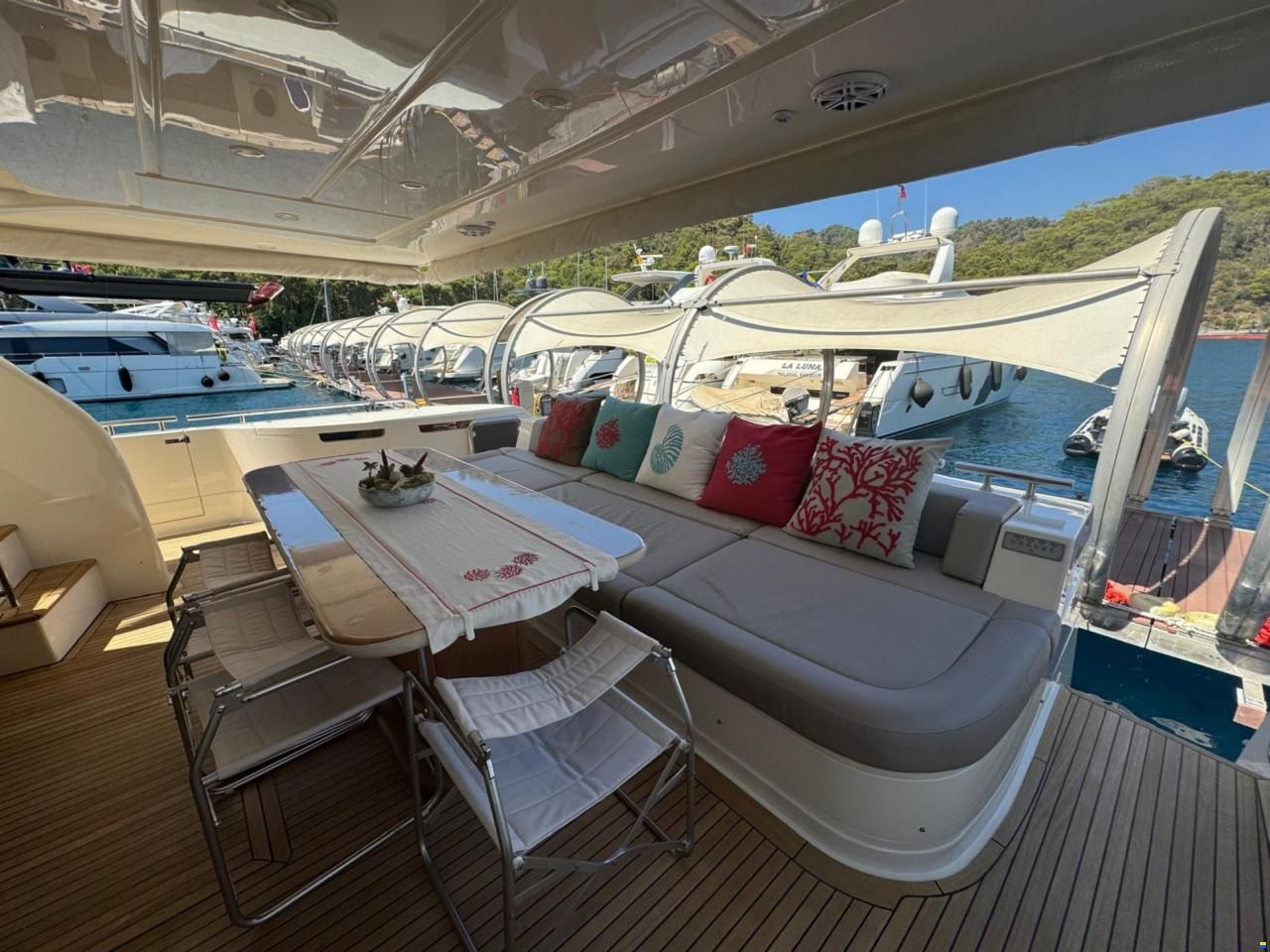 Ferretti 800