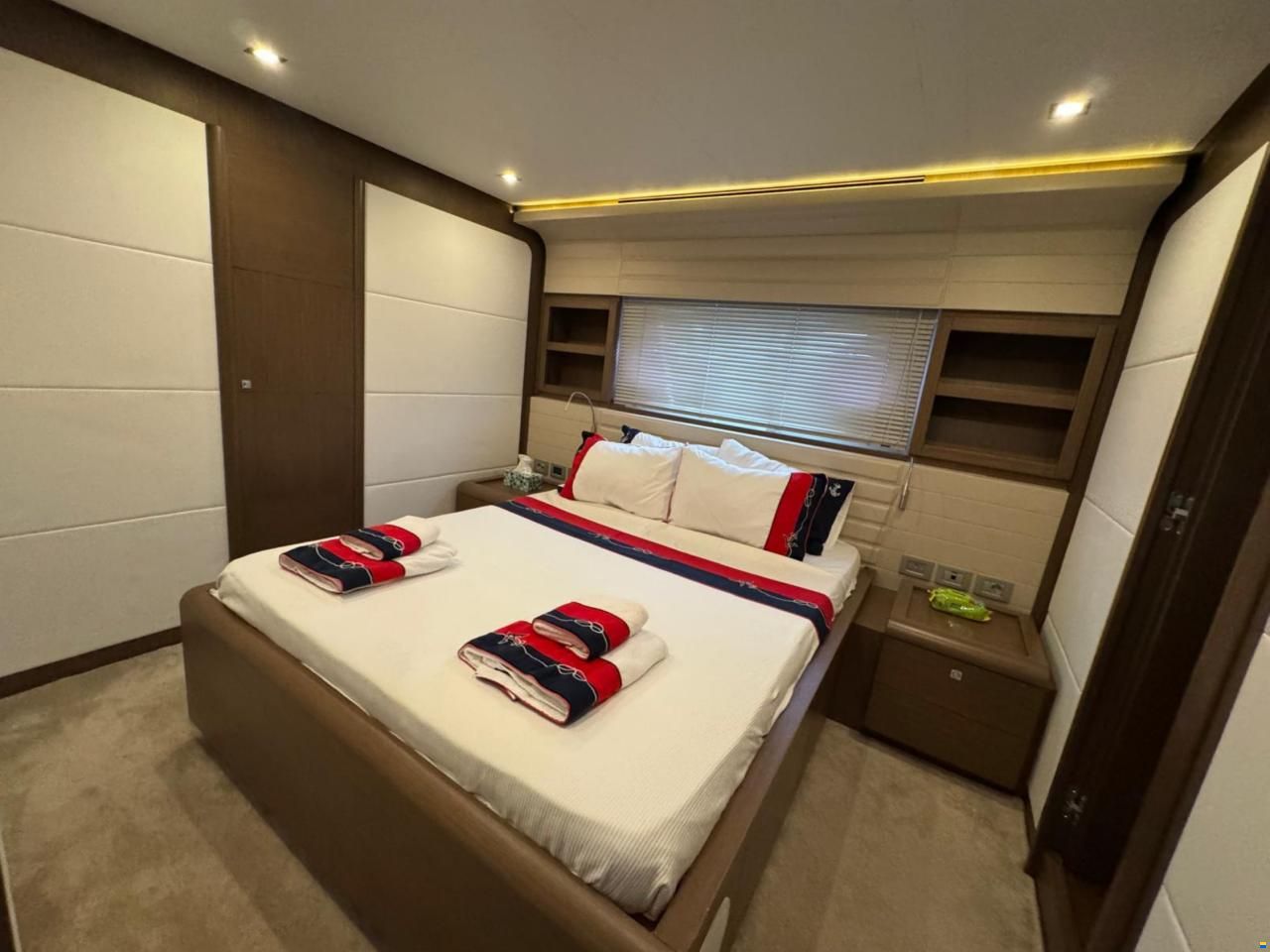 Ferretti 800