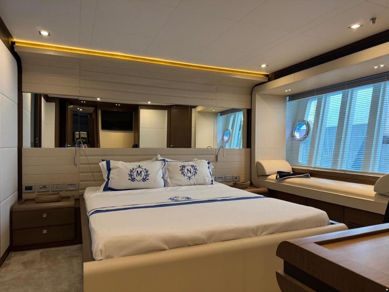 Ferretti 800