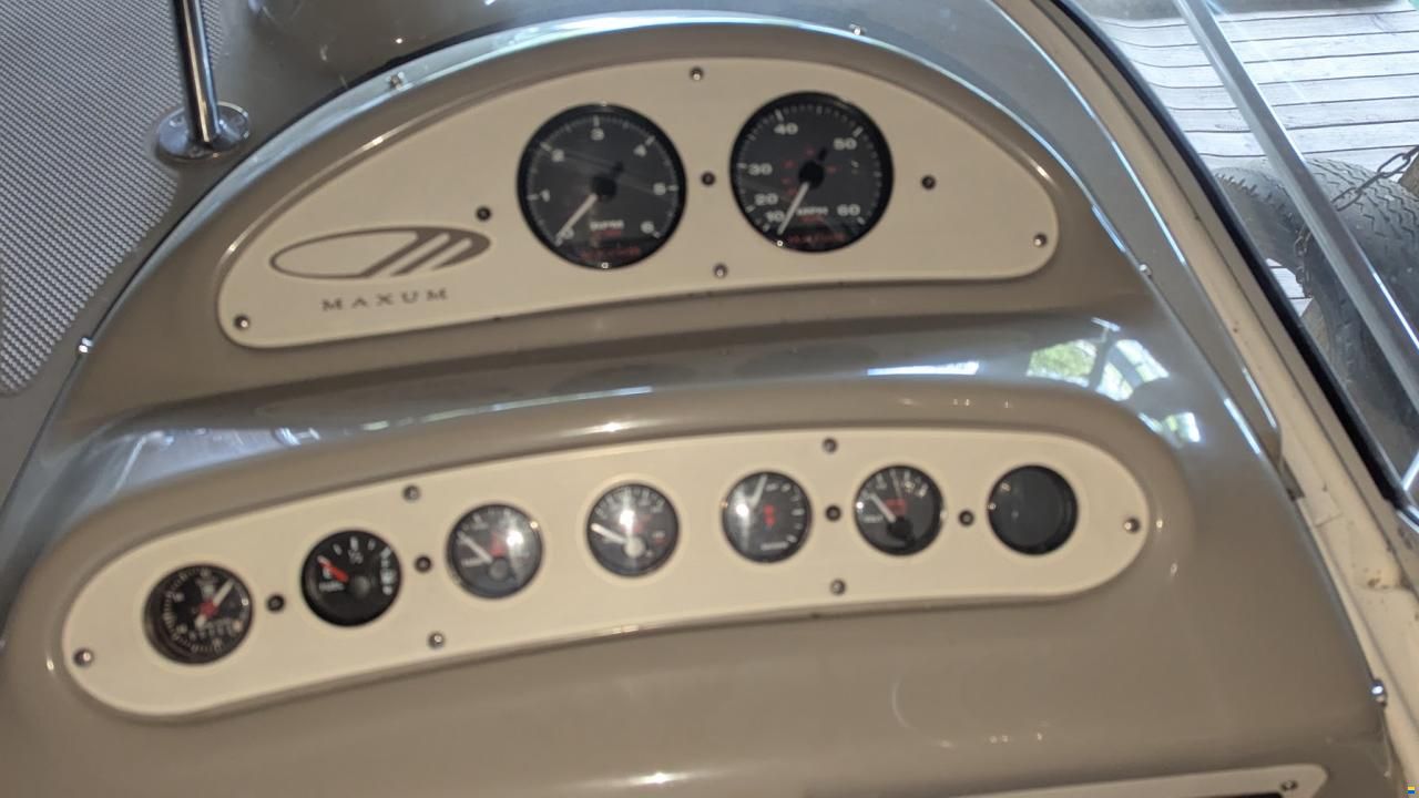 Maxum 2400SCR