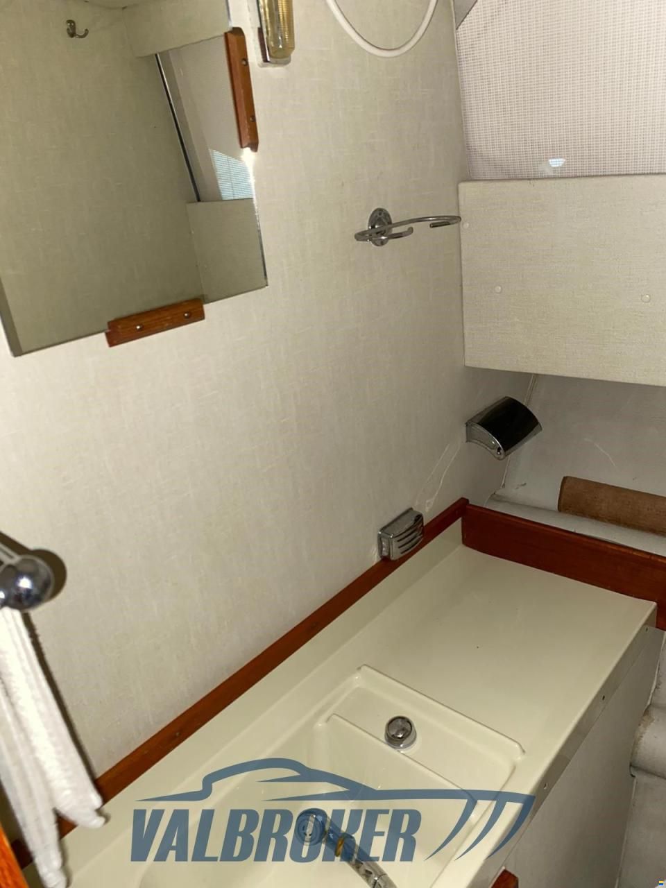 Fjord 32 cabin