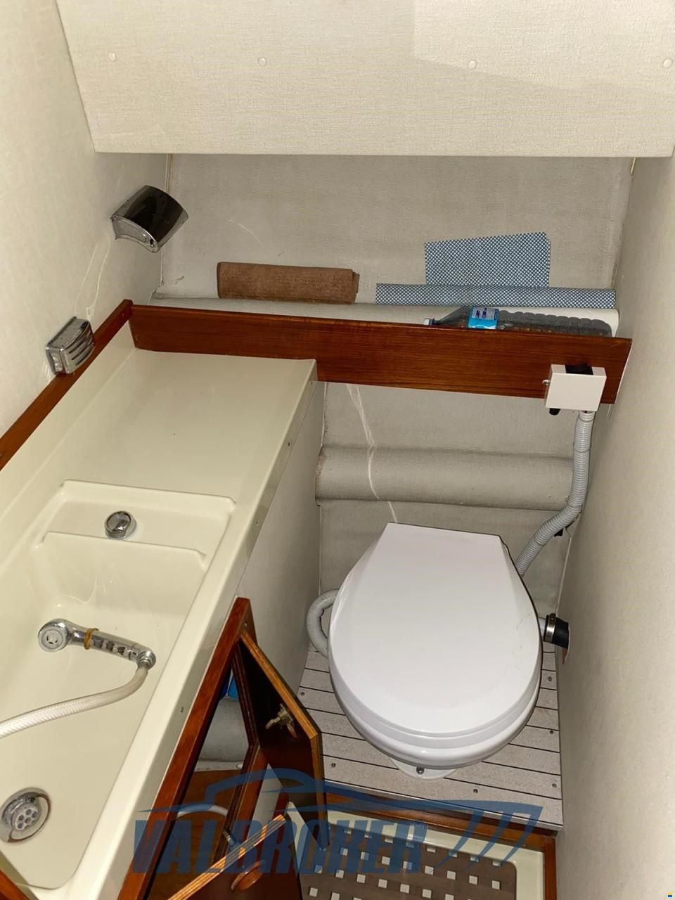Fjord 32 cabin