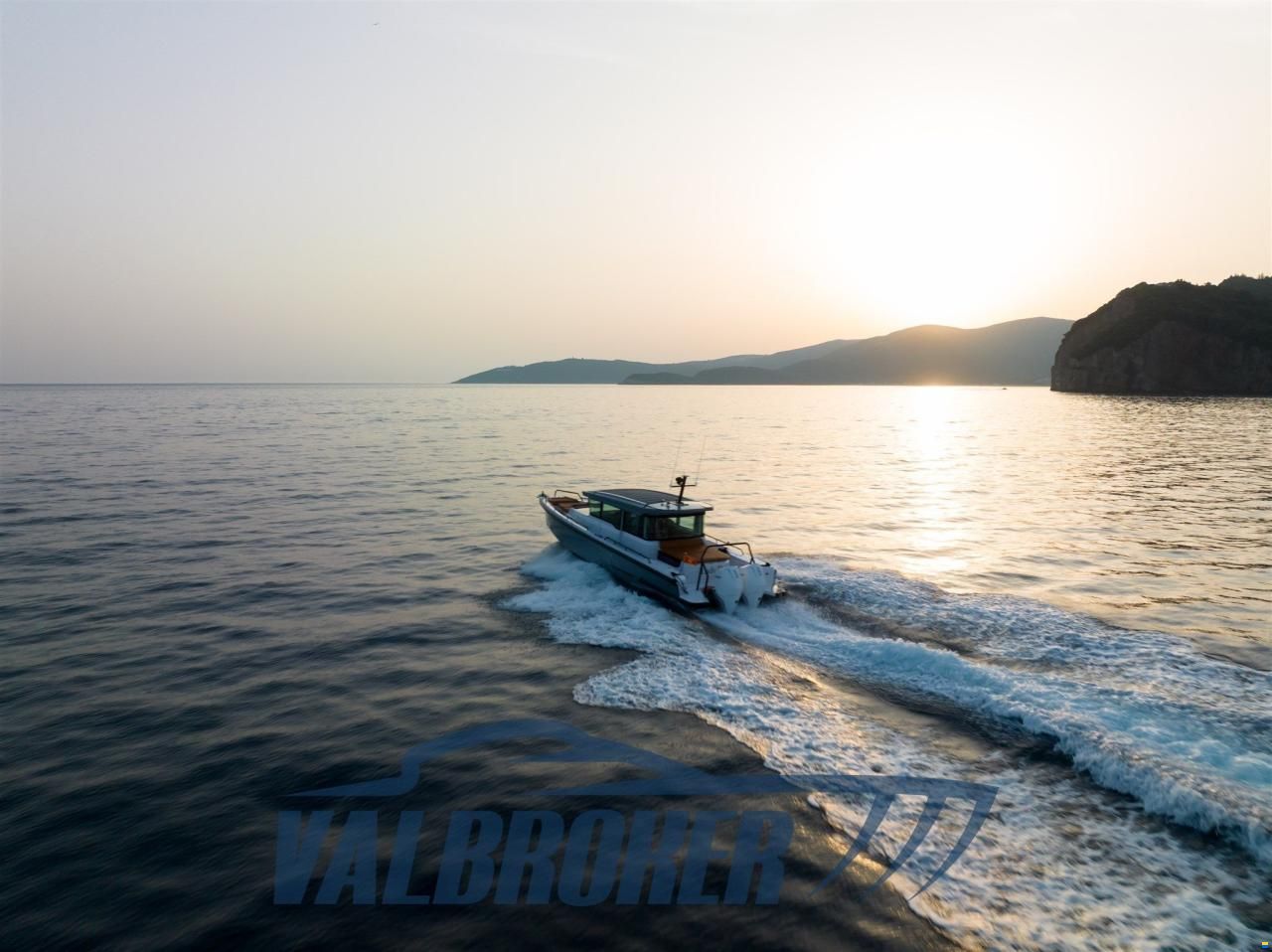 Axopar 37 XC Cross Cabin
