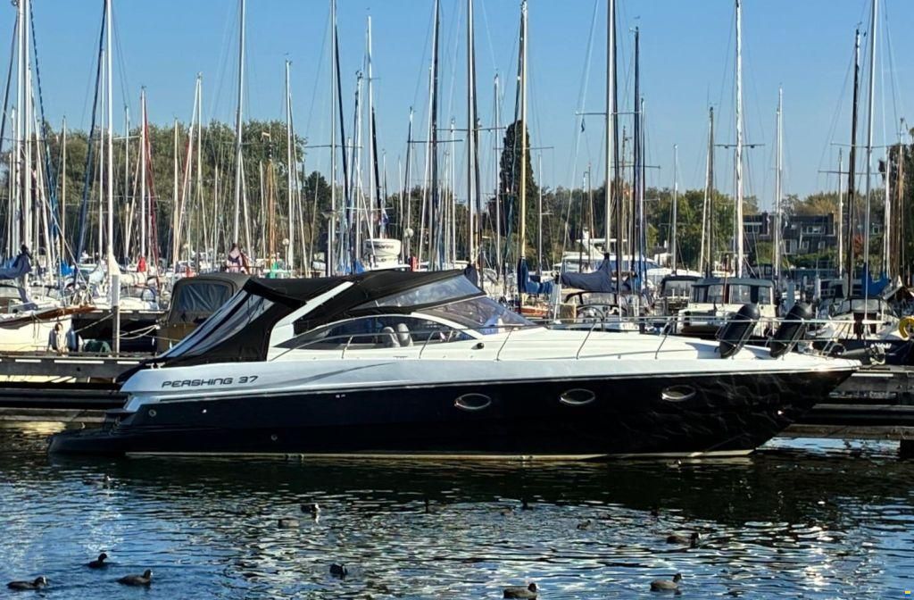 Pershing 37