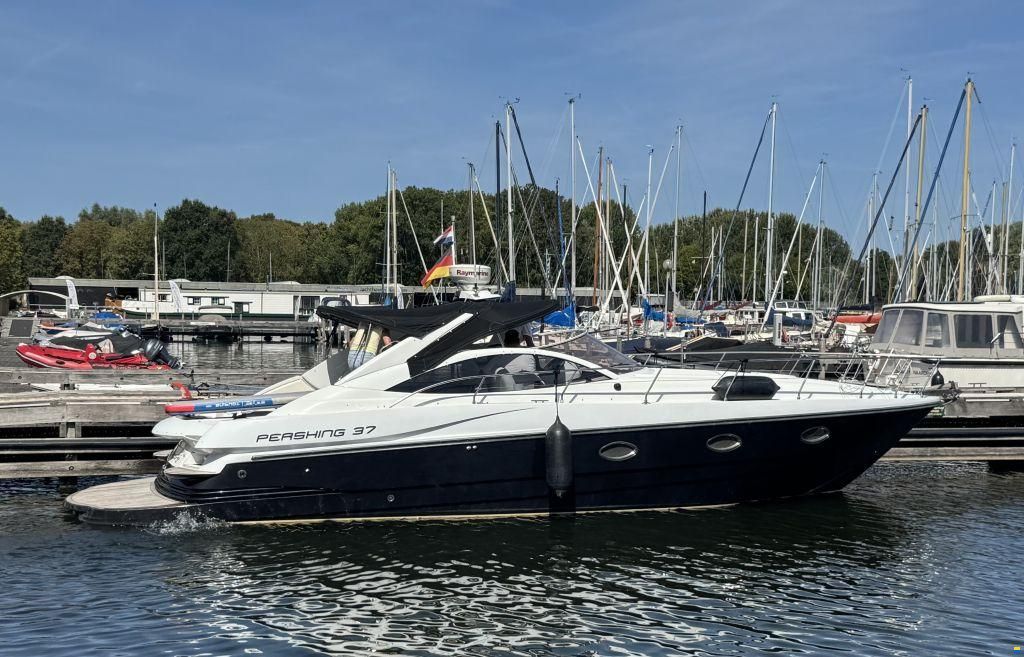 Pershing 37