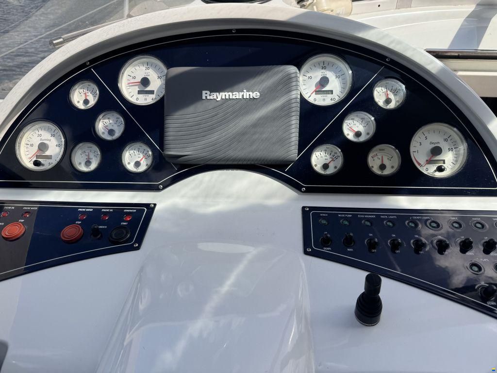 Pershing 37