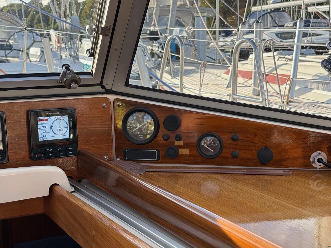 Hallberg-Rassy 352
