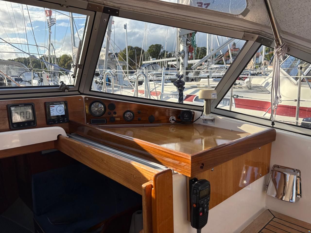 Hallberg-Rassy 352