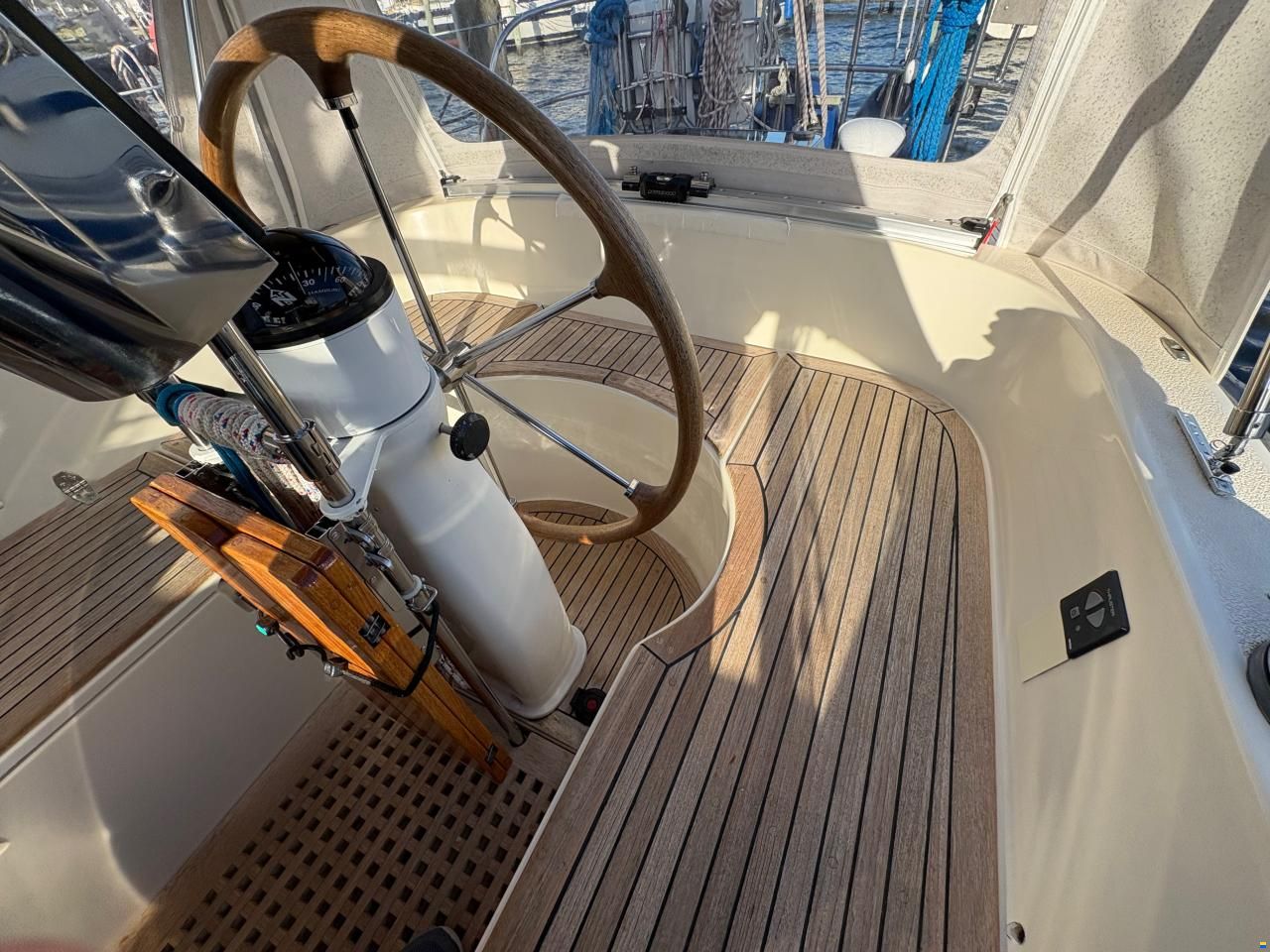 Hallberg-Rassy 352