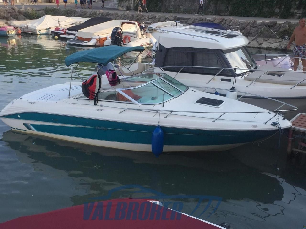 Sea Ray 220 Overnighter