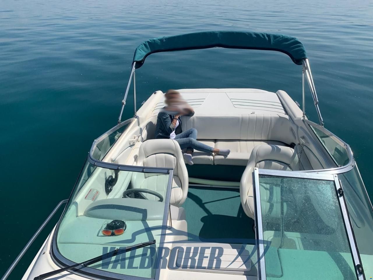 Sea Ray 220 Overnighter