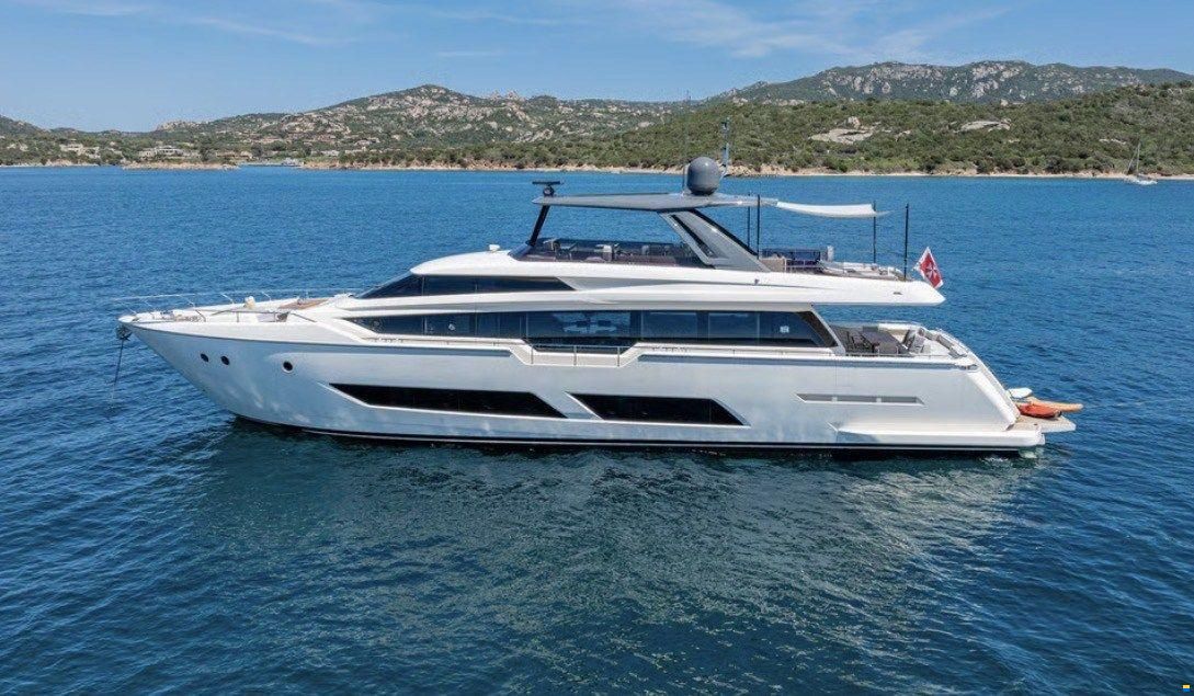 Ferretti 850
