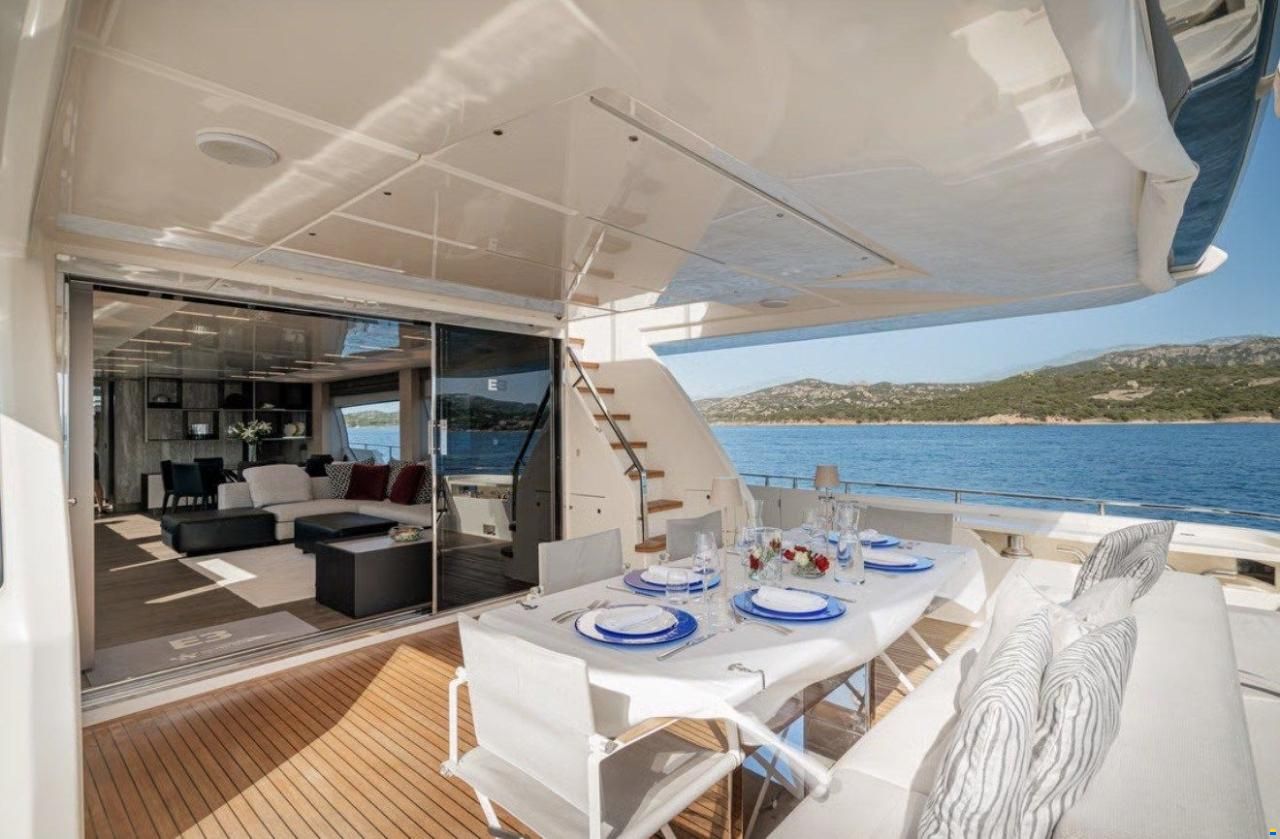 Ferretti 850
