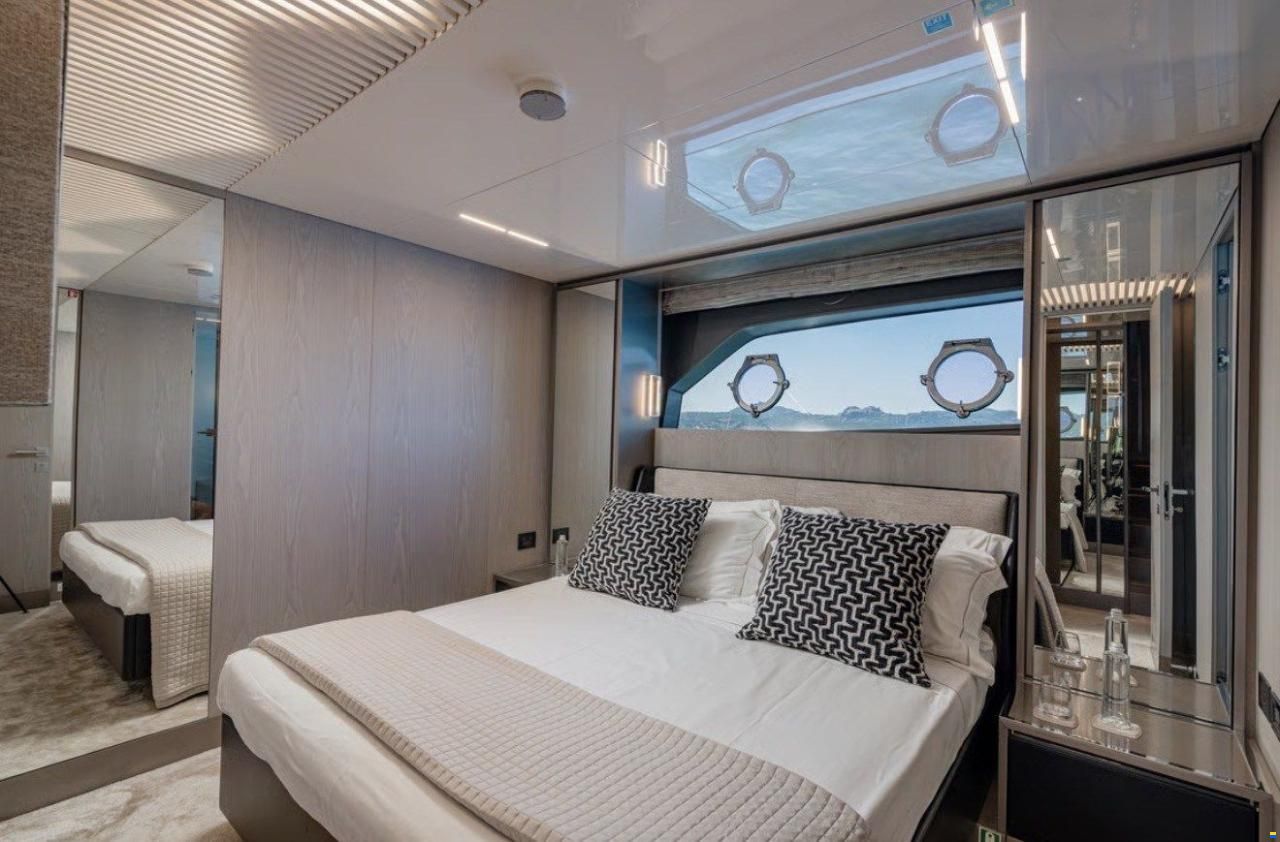 Ferretti 850