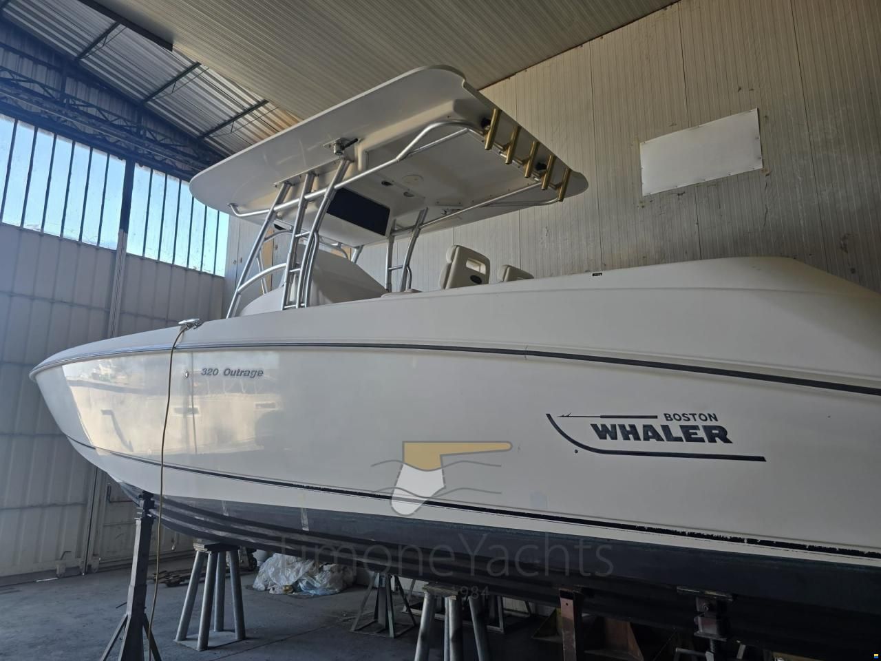 Boston Whaler OUTRAGE 320