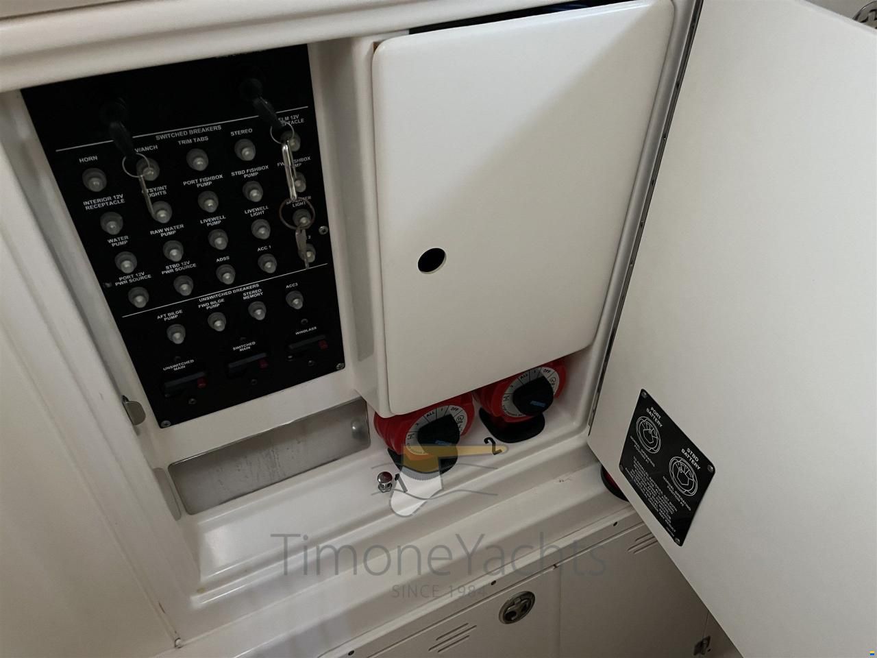 Boston Whaler OUTRAGE 320