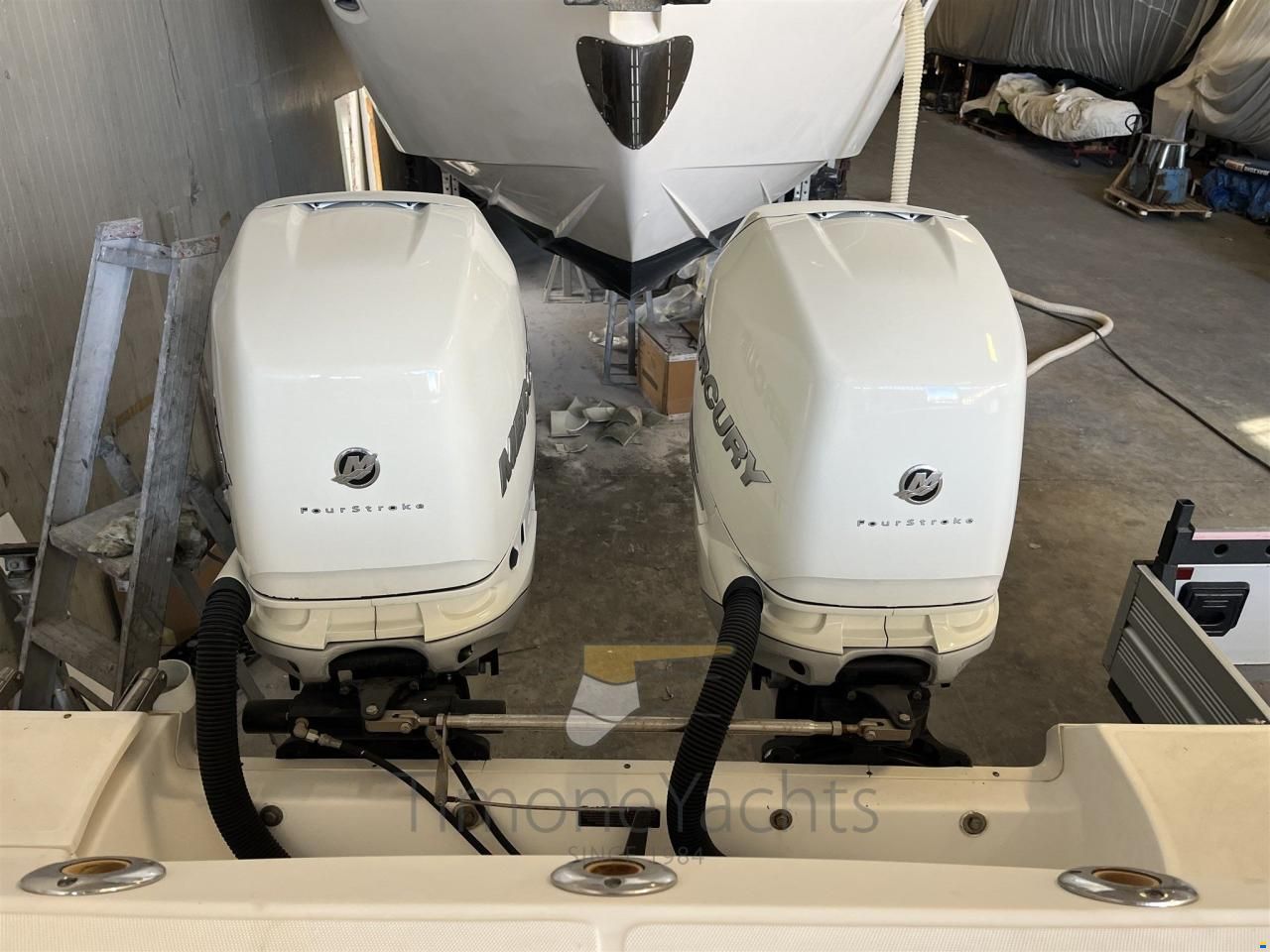 Boston Whaler OUTRAGE 320