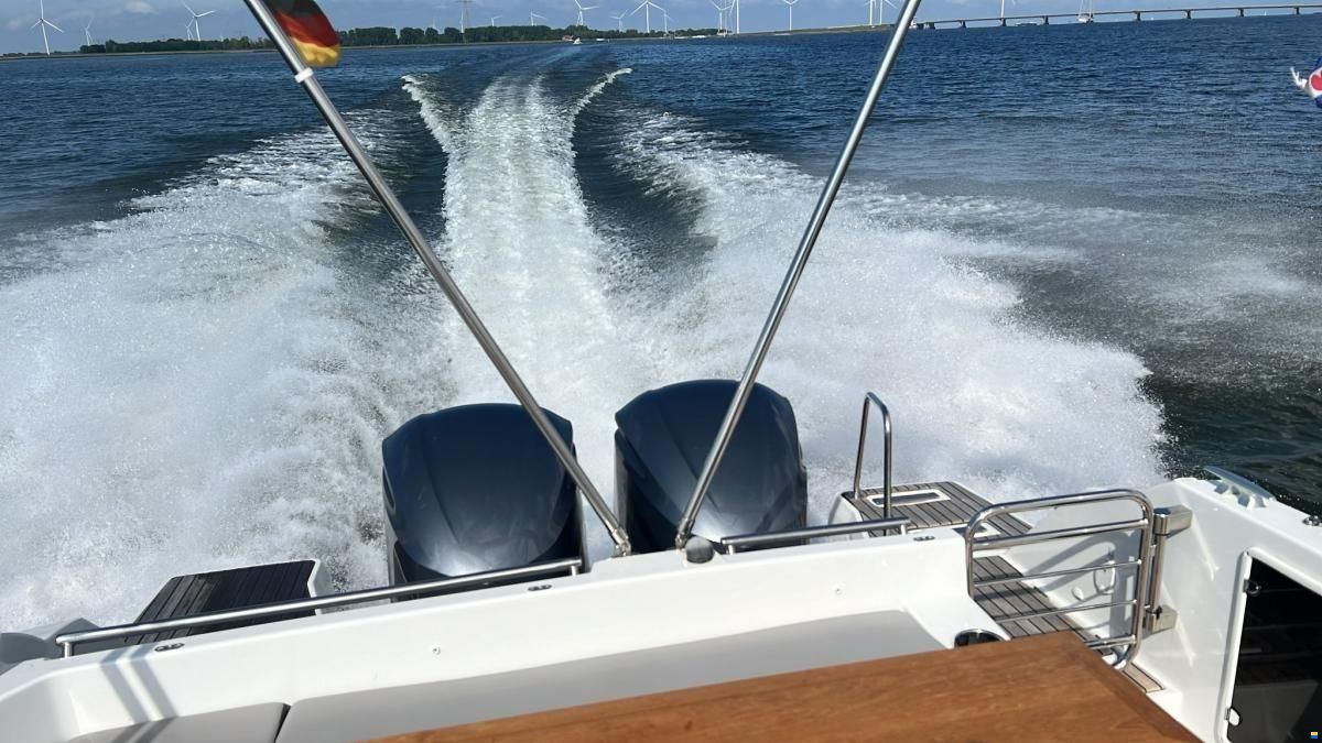 Jeanneau Cap Camarat 9.0 Center Console