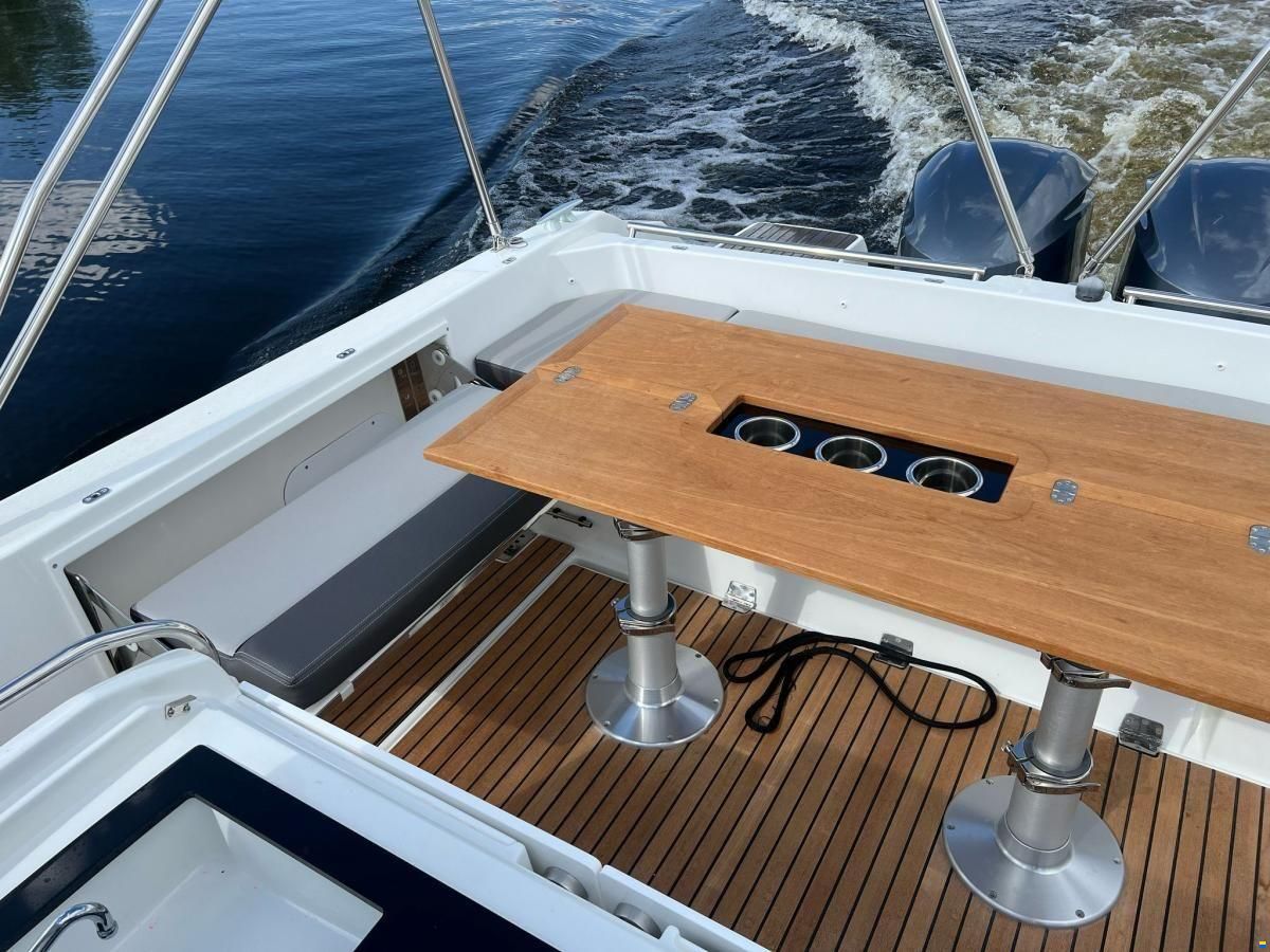 Jeanneau Cap Camarat 9.0 Center Console