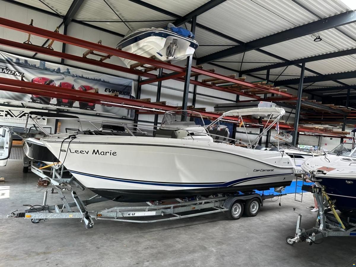 Jeanneau Cap Camarat 9.0 Center Console