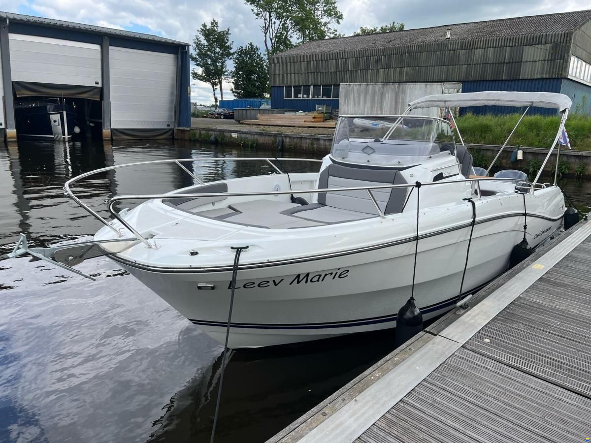 Jeanneau Cap Camarat 9.0 Center Console